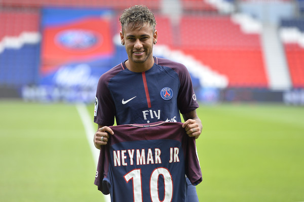 Neymar+Neymar+Signs+For+PSG+TK-18AXHObql